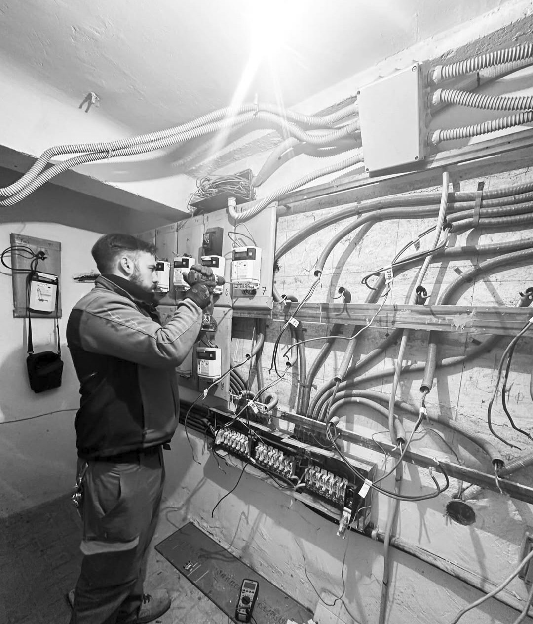 Técnico realizando cableado y comprobación de instalación eléctrica